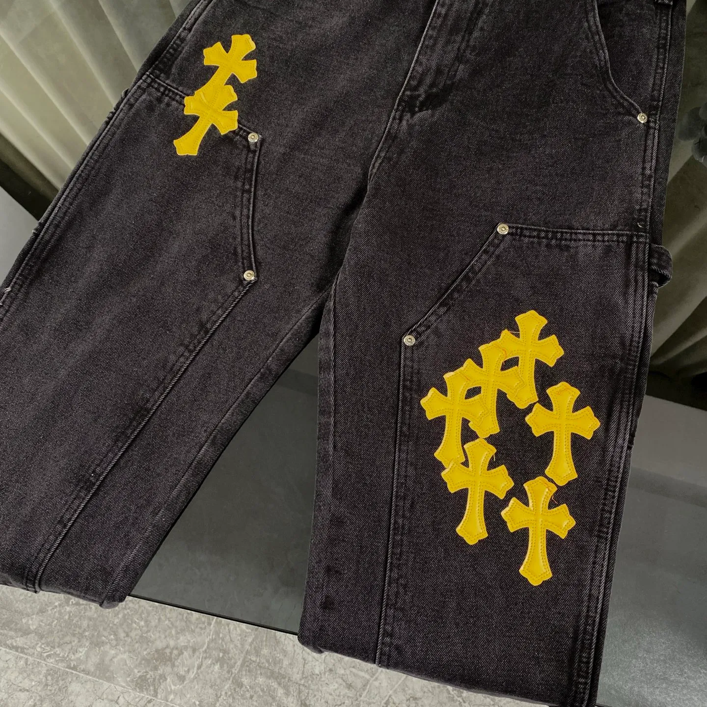 P270 CH Chromehearts yellow leather black denim overalls logging pants, price 34W level, patchwork cross pattern embellishment, washed jeans! ! An absolutely high-end luxury product, a 1.9W-level god-level single product, a super popular product, made by top heavy industry, a magic weapon that cannot be missed! [About Zangyin] This is an extremely luxurious fashion brand that can also be called the aristocracy of the high street. It has always been an exclusive brand for some hipsters or rich second generations. Compared with ordinary high streets, it is more luxurious and noble. Compared with luxury brands, it is more fashionable and individual. It has always been a brand that I have a special liking for. [Top heavy industry fashion design] Consistently high-street luxury style. Speaking of this style, the Zangyin family and GU family are definitely the leading representative brands. Especially the Zangyin family has really achieved a state-of-the-art effect in creating high-street style. The unique washed material is used to create this style. The color system is already quite eye-catching. After it is decorated with patchwork cross flowers, it cleverly highlights the charm of the brand. Secondly, this style uses classic The high-waist cutting design highlights the long legs and fashionable temperament of the upper body. The brand is highly recognizable and the slim fit configuration is more suitable for daily wear. It is a product that interprets personality, fashion, and specifications at a glance. This single product is enough to make any fan excited. It can be a white T-shirt for a youthful college style, or a tight suspender for a royal style. It has strong matching ability and can be easily controlled by men.  [Materials and craftsmanship] Needless to say, this point goes without saying. As an excellent craftsman brand, Zangyin’s requirements for details and craftsmanship are really perfect. The washed color of this model has gone through so many processes, not to mention the embellishment of denim appliques. It is also purely hand-made and sewn. Just like what they believe in, only hand-made things have soul and have the meaning of wear. A top-notch heavy-duty fashionable denim item, I look forward to your perfect interpretation! !  Color: black Size: 30-36